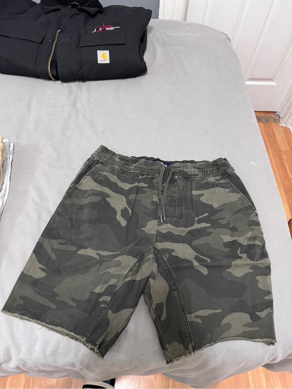 Hollister Men's Olive Green Camo Drawstring Athletic Shorts